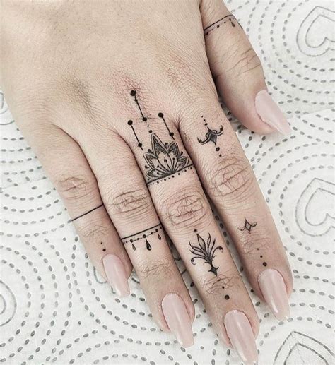 Tatuajes en dedos para mujer